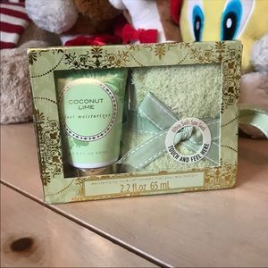 Foot Moisturizer and Moisturizing Socks